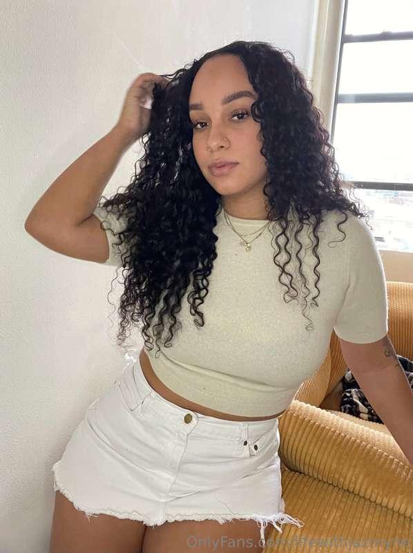 Your favorite curly girl checking in 😘
Do you like my fully ..