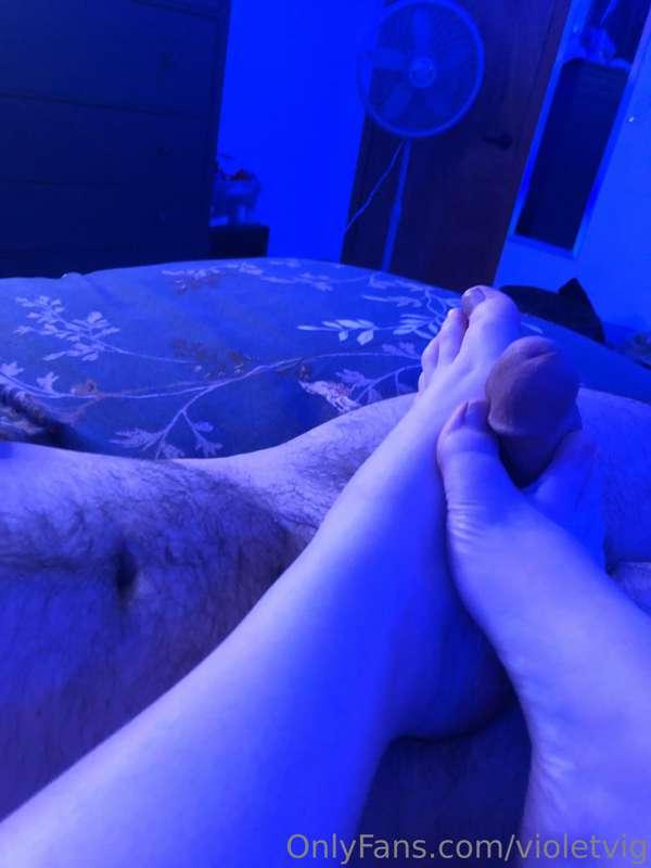 can I wrap my feet around your cock ? 
@stuntdick69