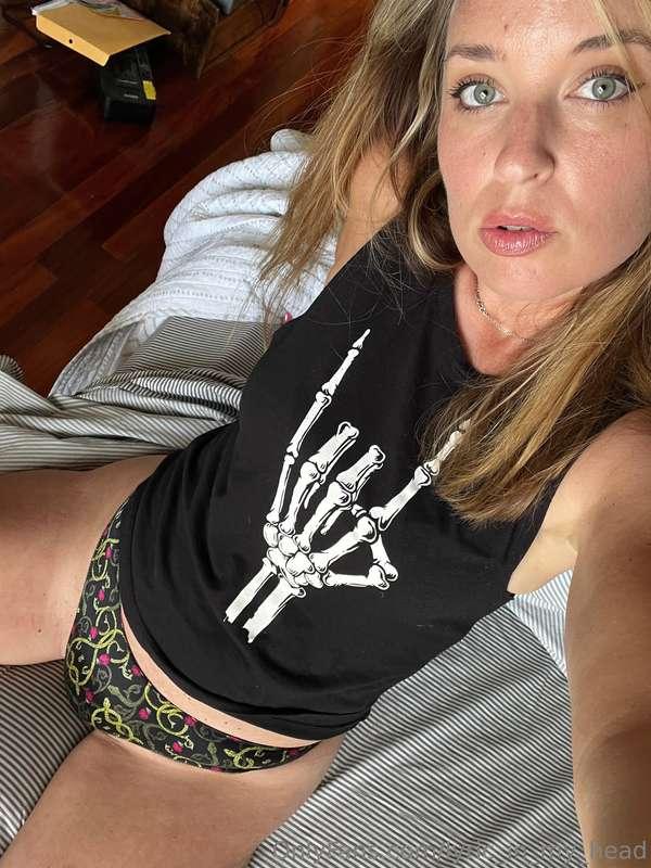 Happy Monday! 🖤