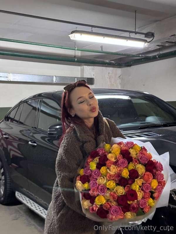 How little a girl needs to be happy! 🌸 Sometimes, all it tak..