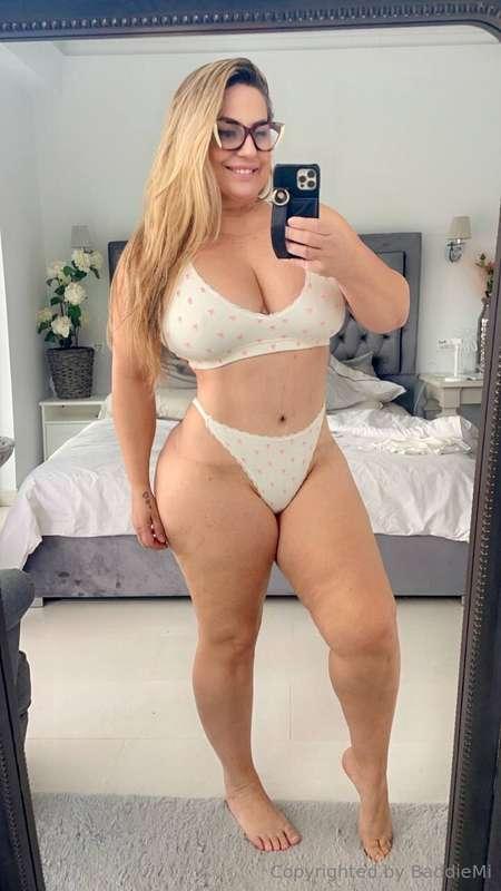 Smile’s sweet but naughty thoughts to be your milf neighbor...