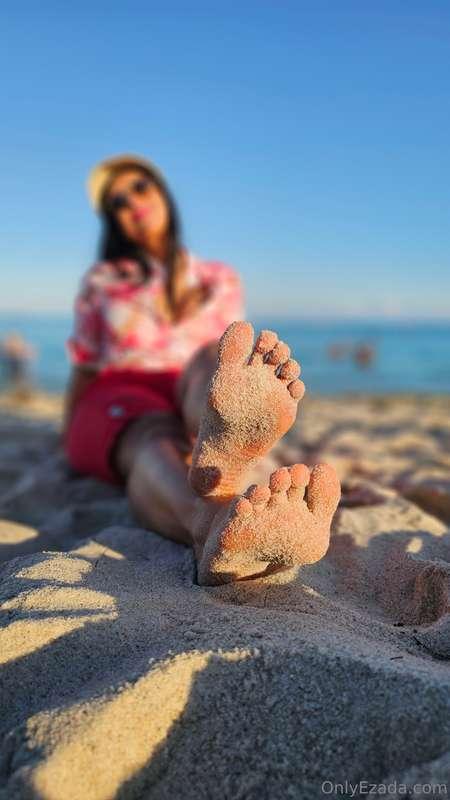 Buna ziua, from MiamiWalking barefoot on the beach, My feet ..