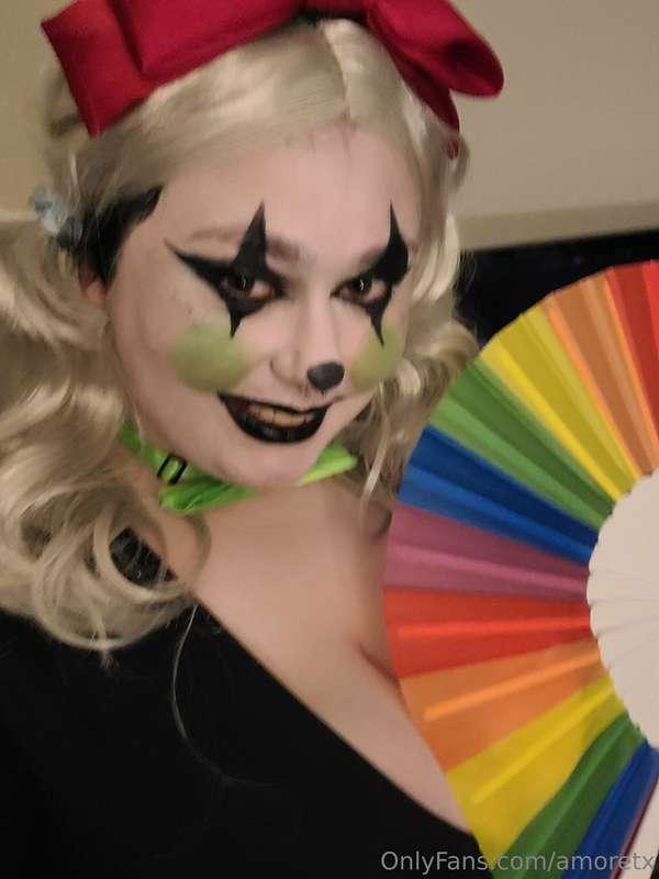 Applying sexy clown girl makeup and flashing my ass at you 🥰..
