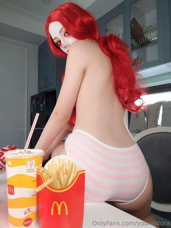 I shot a new video in McDonald's cosplay 😋
I'll send it to y..