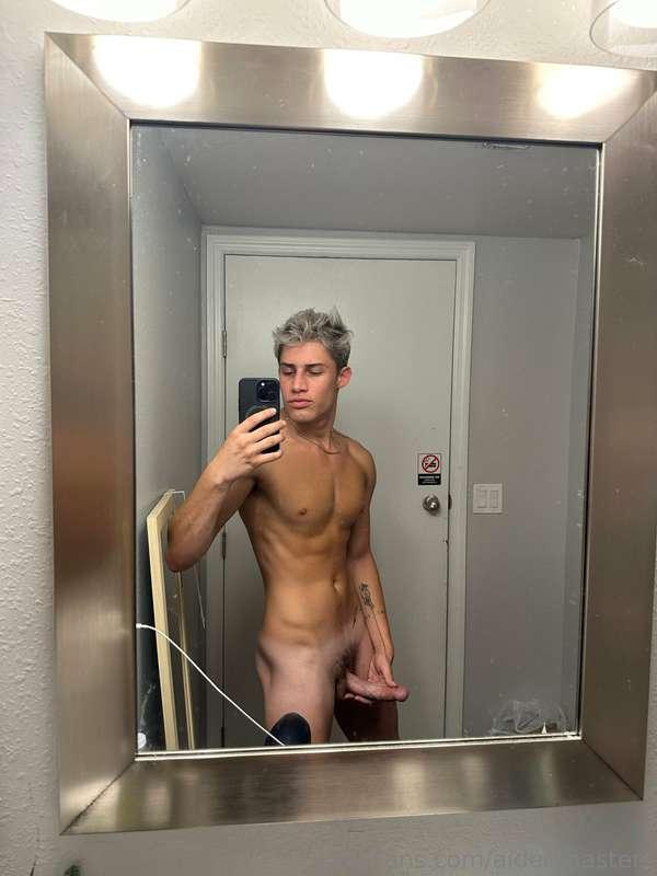 guys should i start doing livestreams on here? 🤔 would you t..