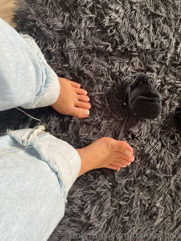 look at how cute my new pedi is!😻 french pedi looks so good ..