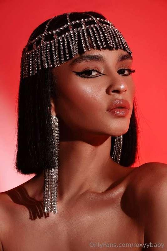 Trying me best to channel my inner Cleopatra into this shoot..