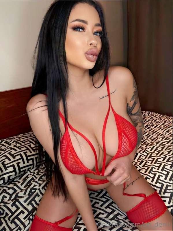 TOP BRUNETTE ON THE OF @amylox 😍🔥

what is @amylox doing on ..