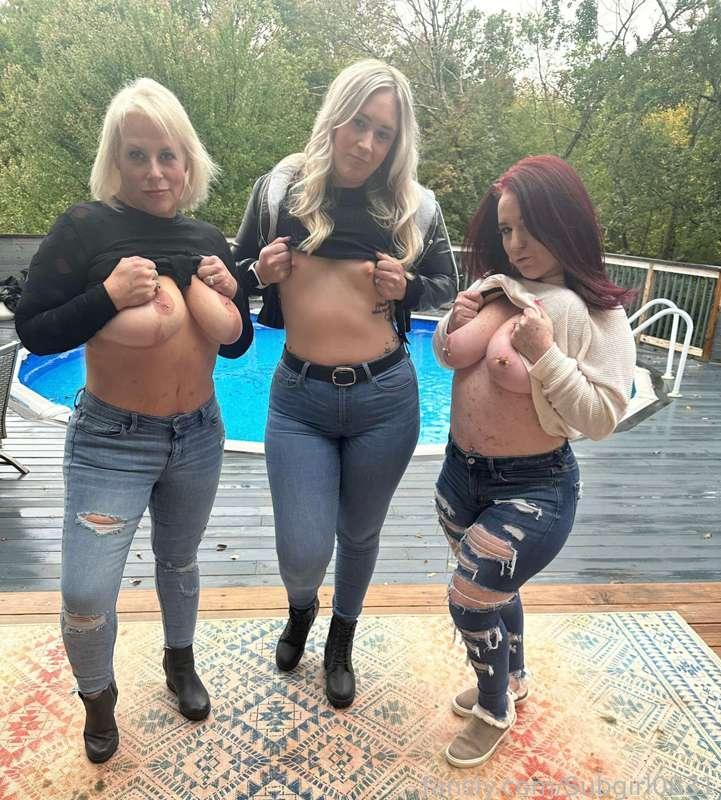 Hanging with the girls 😈
