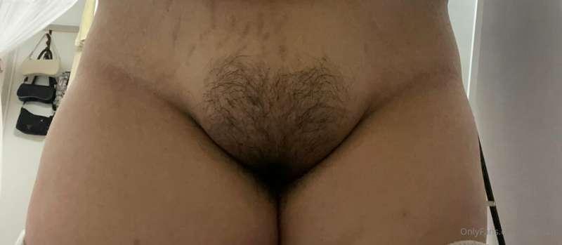 should I shave? kinda loving it bushy 😳