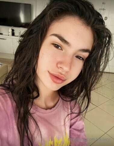 ✨She's ready for your dick @kim_moor ✨
I heard you love filt..