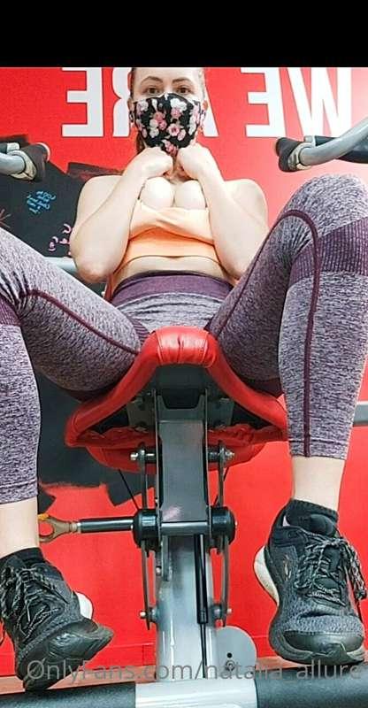 Horny fit girl flashes you at the gym 😜 

There was a securi..