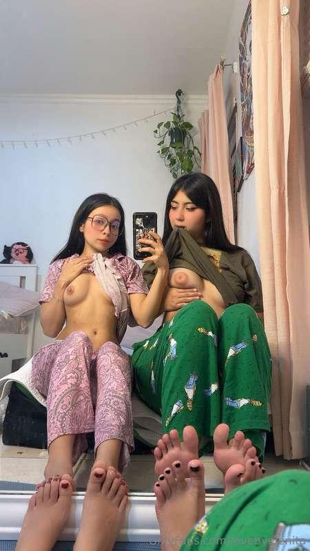 Nos chuparías las boobies? 🥺👉🏻👈🏻