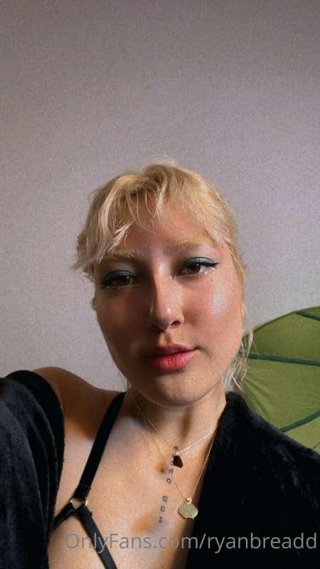 green with envyyy

tags: selfie, livestream, fresh, lingerie..