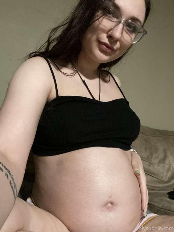 lil 20week pregnant belly 🥺 i felt so huge but i was actuall..