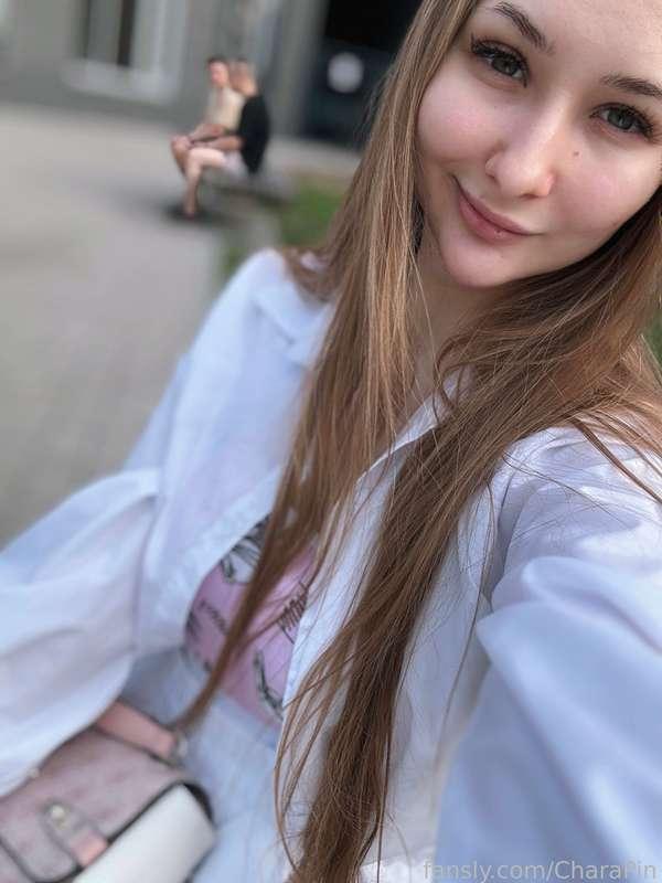 Often I just sit on a bench in the park and admire what is happening around me ☀️🍃

Noise of nature, laughter of people, strange companies of anime fans 🌝 and dogs asking for a pet &lt;3

And ofc guys on next bench hesitate to come up to get acquainted (like on my pic 😄). So cute haha ^^

☀️ #mylife #blog #fyp #blond #cuteface #outdoor #walking #whiteshirt #cutesmile #sweetheart ☀️