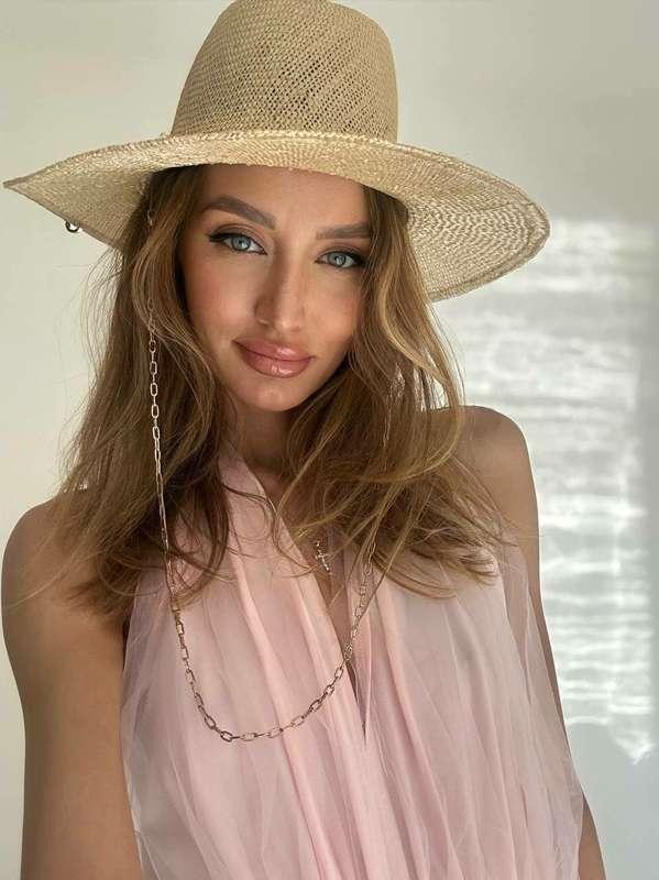 Honey do you like it when a girl wears hats? ❤️😍😜