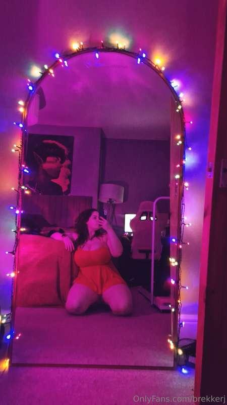 Gotta give the bedroom a little spruce up for Christmas ... ..