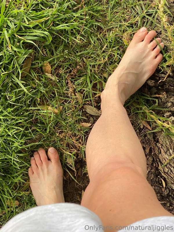 Some Grass #feet to brighten up your day. Have a wonderful d..