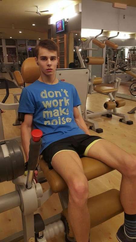 I'm at the fitness club 💪🙂 

Training my legs🦵🏻🦶🏻