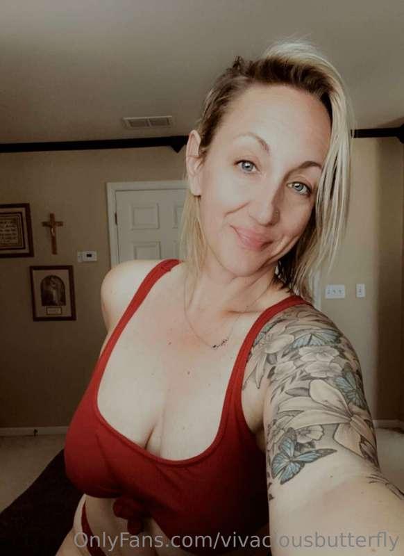Sexy nudes and two spicy clips… that lead onto a very hot se..