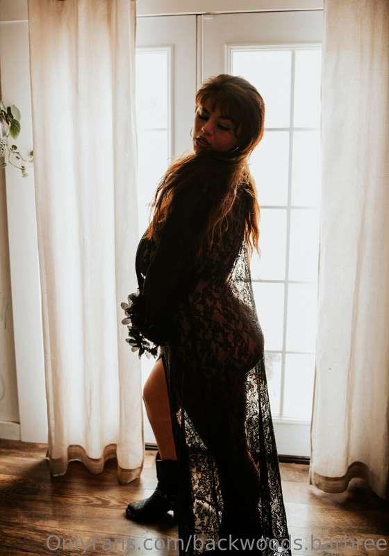 Cowboy boots & Black lace is really all a girl needs 🖤
PS. A..