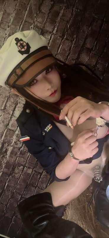 They handcuffed me,
In order to prevent me from escaping, th..