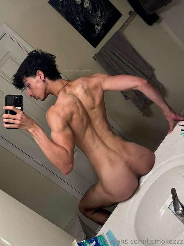 I heard yall wanted to see some backshots, how’s this lookin..