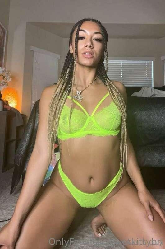 @wetkittybri is obsessed with dicks🍆🤤 This babe is such natu..