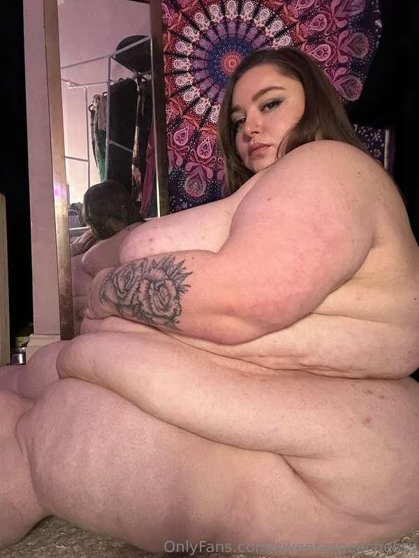 Just some tasteful fat nudes for ya 😘