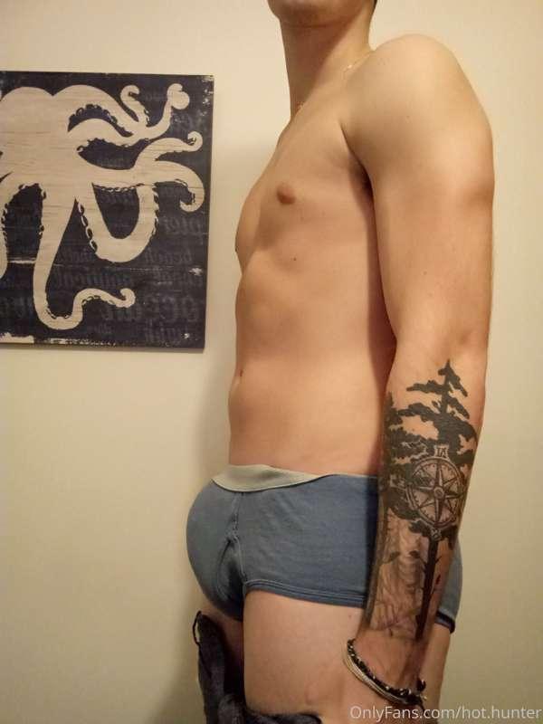 Who wants to see my cock? 🤤