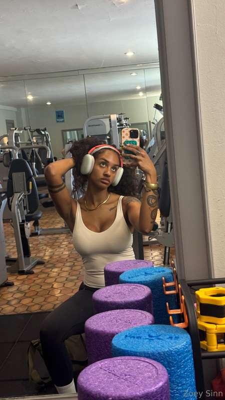 🍑💪 Working hard for these curves
