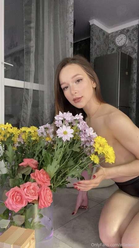 Did I ever tell you how much I love flowers!🌸🌻I love buying ..