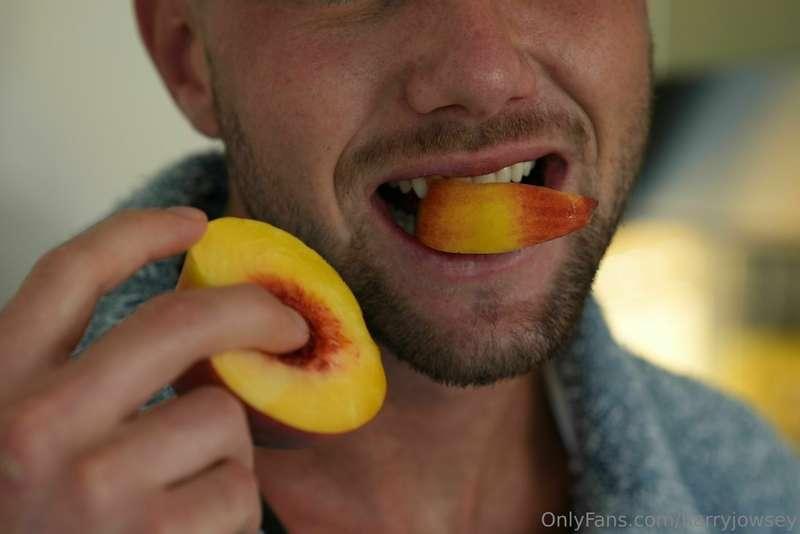 Let me eat your peach like this 😉🍑
