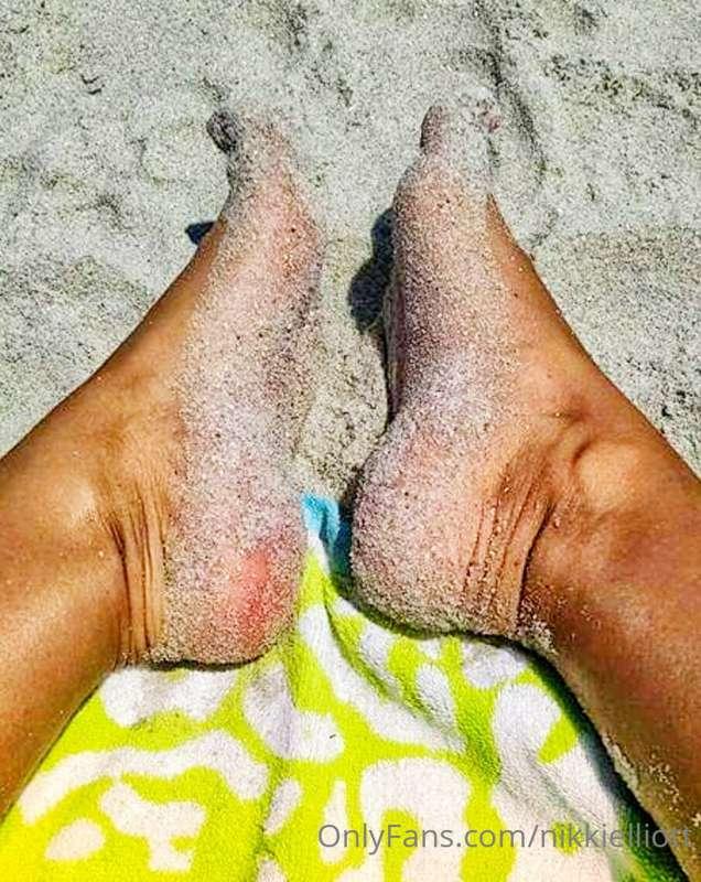Feet Fridays. Anyone else dreaming of sitting on the beach r..
