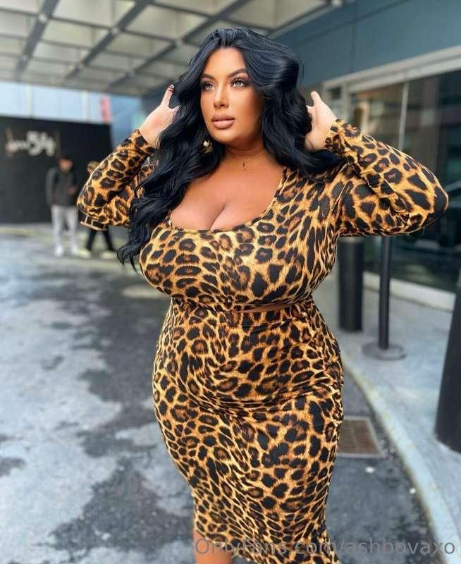 Take me out to dinner… 🖤