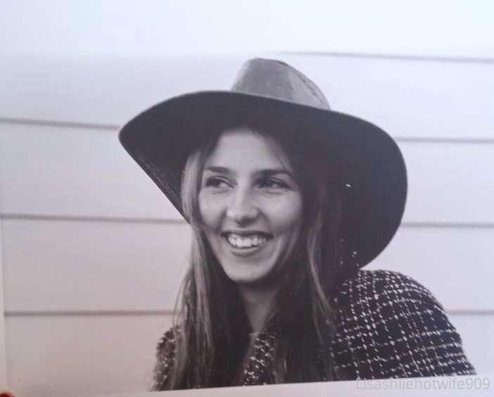 Hi everyone... throwback photo of me at 19... plus some butt..