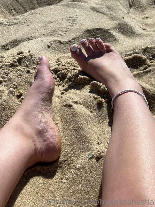 Feet in the sand 🦶