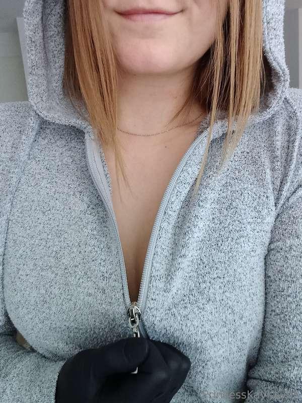 Come get cozy and naughty with me 😍