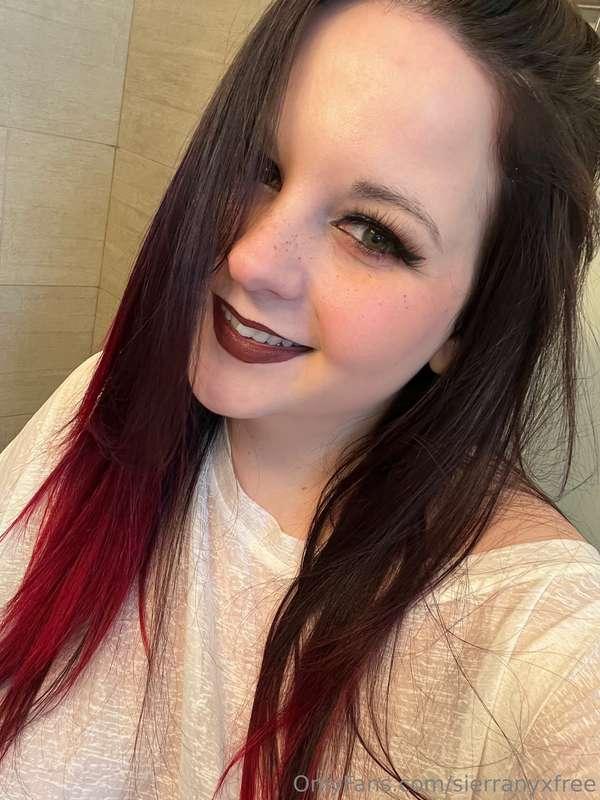 Can I give you a sloppy blowjob with my lipstick on