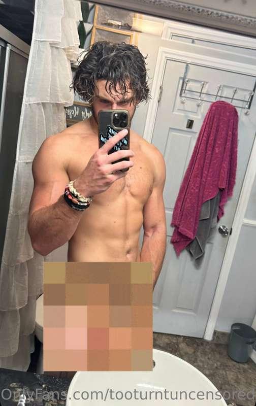Stripped down to the bulge for you 🔥🍆