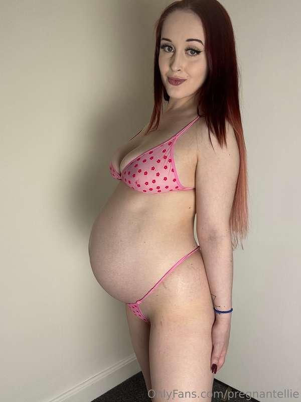 Some naughty photos in my new outfit ! My belly is getting s..