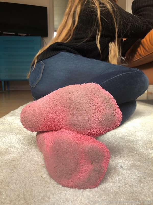 10 PICS
ft. black manicure, dirty pink fuzzy socks, clean fo..