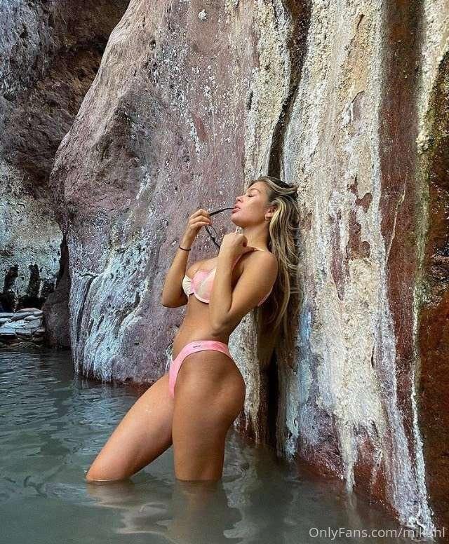 Livin' that bikini kind of life 🌴🍹👙