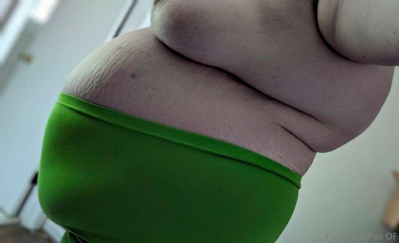 these leggings accentuate my shape (blob) so well 😍  also wo..