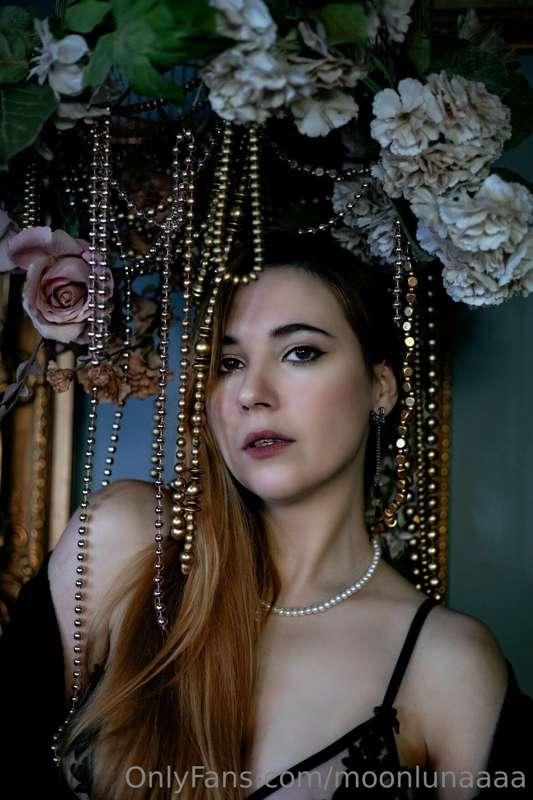 photo with flowers, 💐🌹I can send a naked version on priv 😇
X..