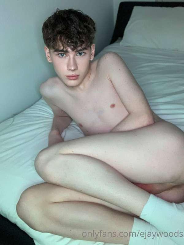 who wants to see my white socks video? 👉🏼👈🏼 
don’t forget yo..