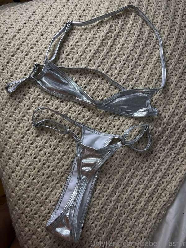 Tip $10 for 6 pics in this tiny microkini 🩶