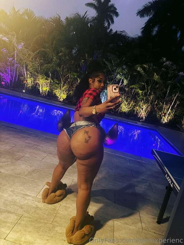 she got ass like a wagoneer 👅🍑