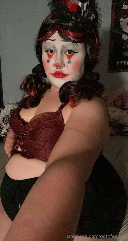 chubby clown girl at your service 🫡 🤡 💙